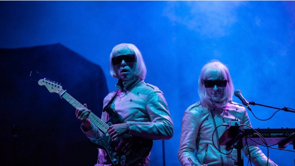 JUST PLAY A DANCE&nbsp;SONG